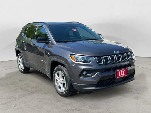 Used 2024  Jeep Latitude image 7