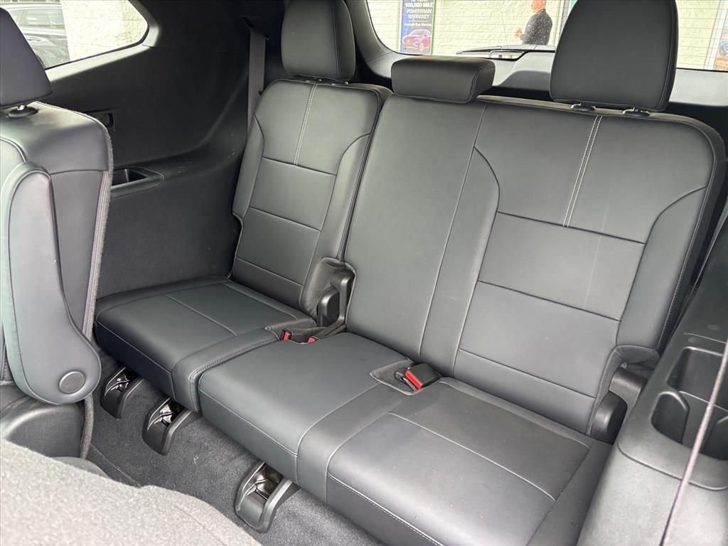 Used 2024 Summit White GMC Elevation image 11