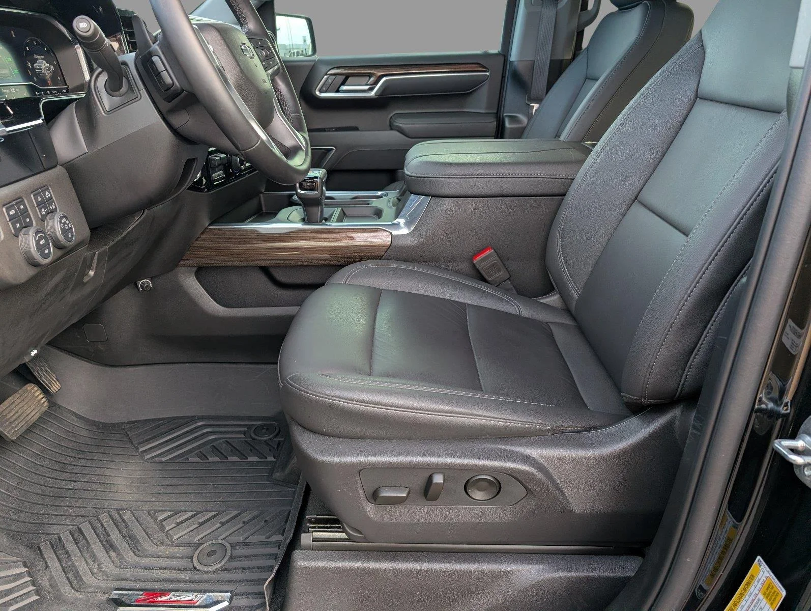 Used 2025 Black Chevrolet RST image 3