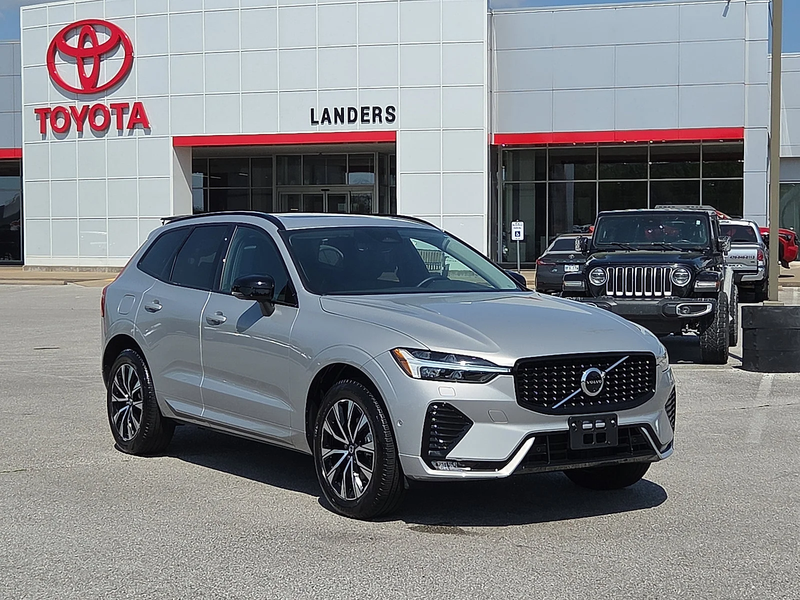 2025 Volvo XC60 B5 Plus Dark AWD's photo
