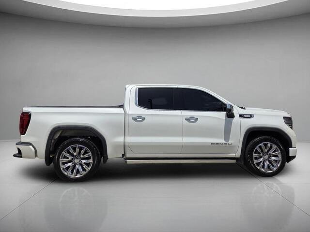 Used 2022 White Frost Tricoat GMC Denali image 6