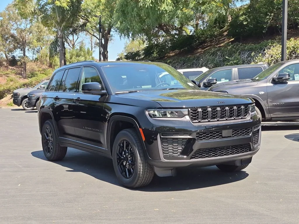 New 2026 Diamond Black Crystal Pearl-Coat Exterior Paint Jeep Altitude image 3