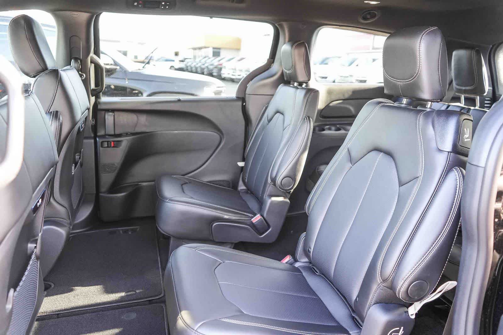New 2026 Diamond Black Crystal Pearl-Coat Exterior Paint Chrysler Select image 20
