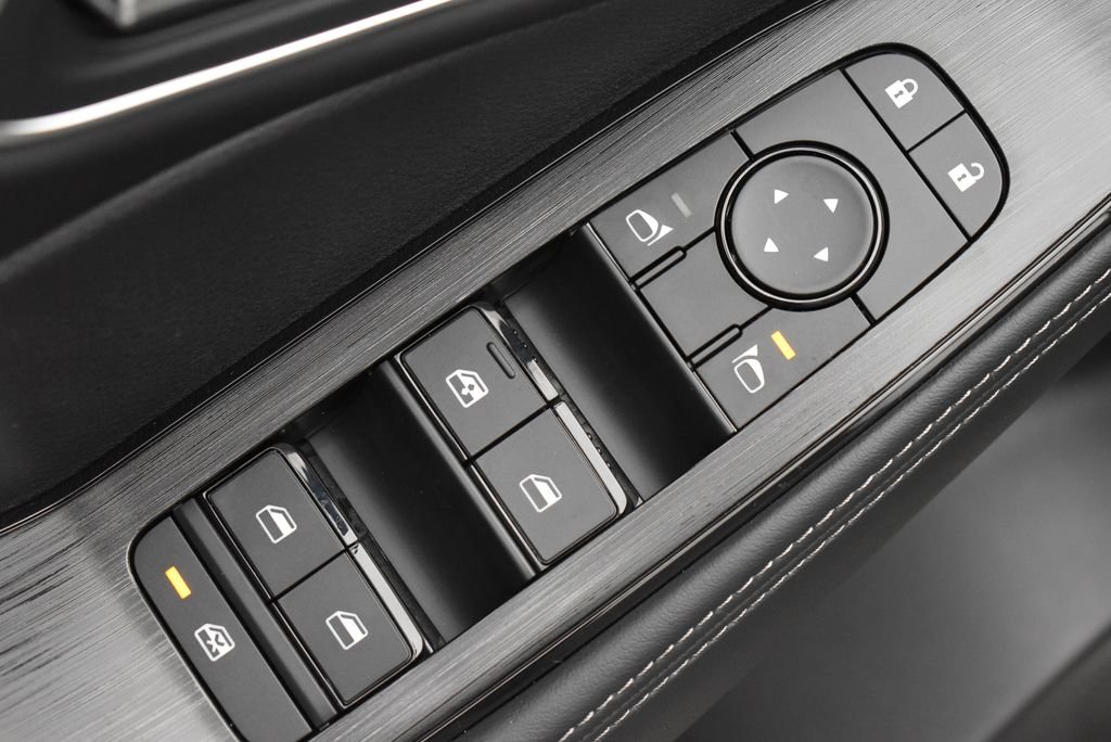 New 2026 Champagne Silver Metallic / Super Black Two-tone Nissan Platinum image 11