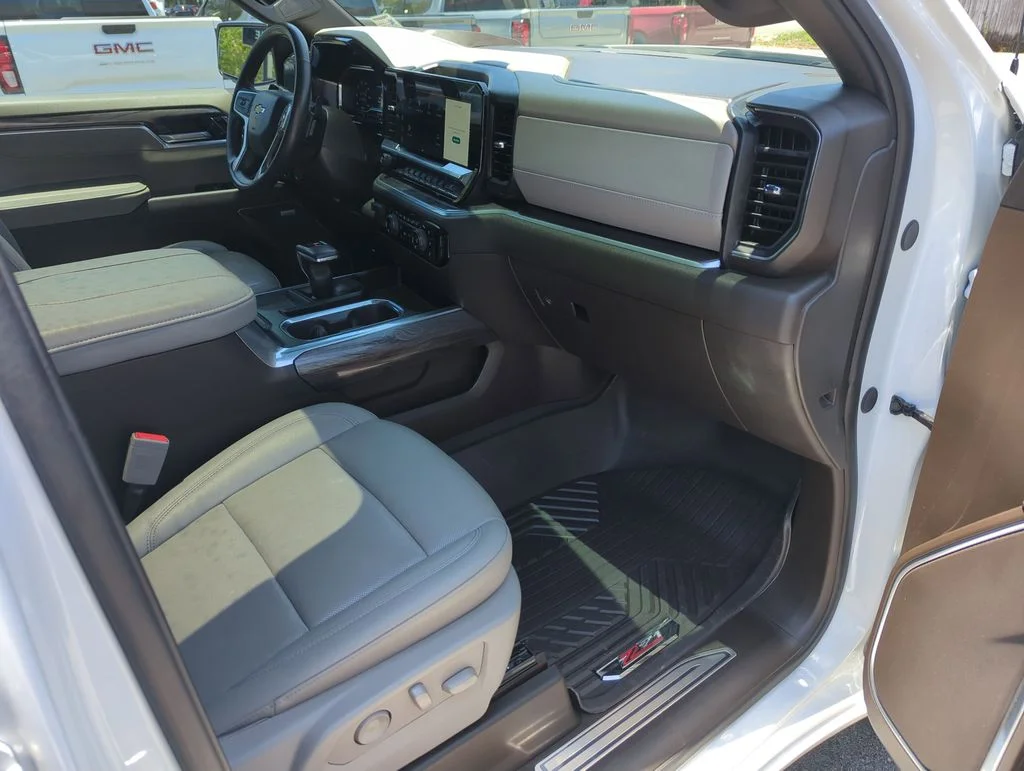 Used 2025 White Chevrolet LTZ image 35