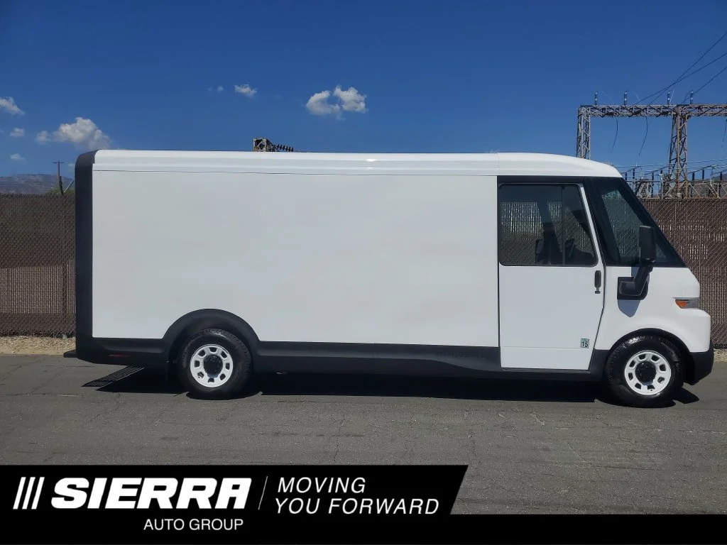Used 2025 White Chevrolet 600 image 1
