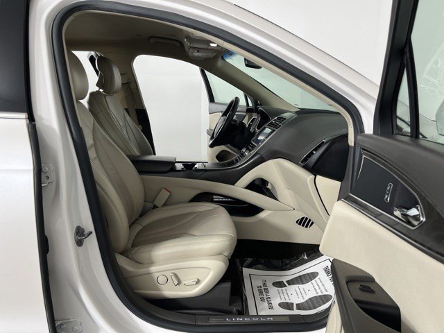 Used 2019 White Platinum Clearcoat Metallic Lincoln Select image 37