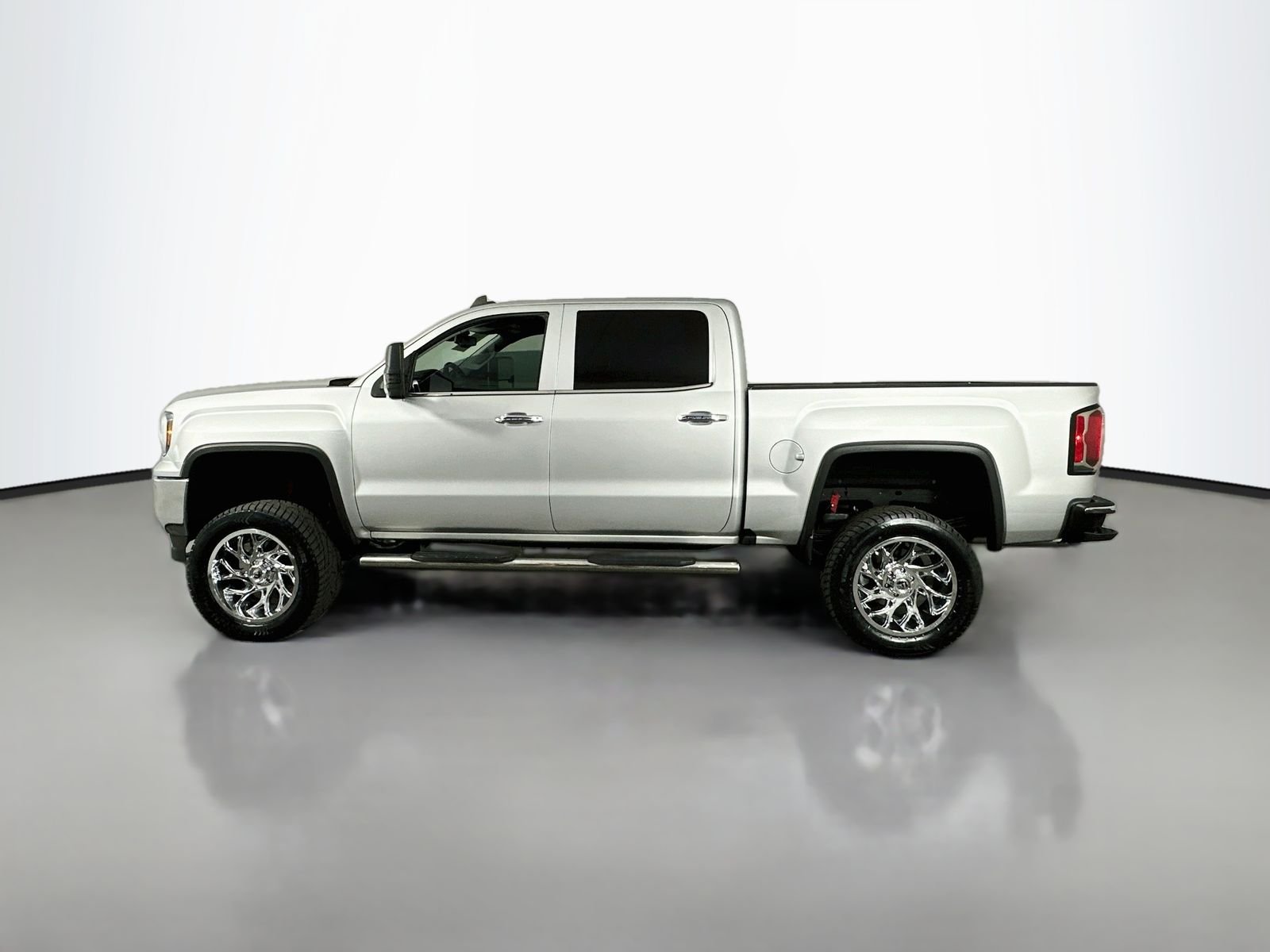 Used 2018 Quicksilver Metallic GMC SLT image 5