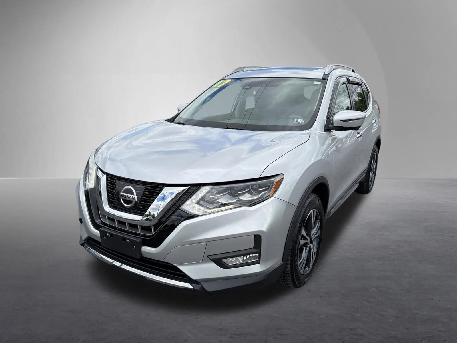 Used 2017 Brilliant Silver Nissan SL image 9
