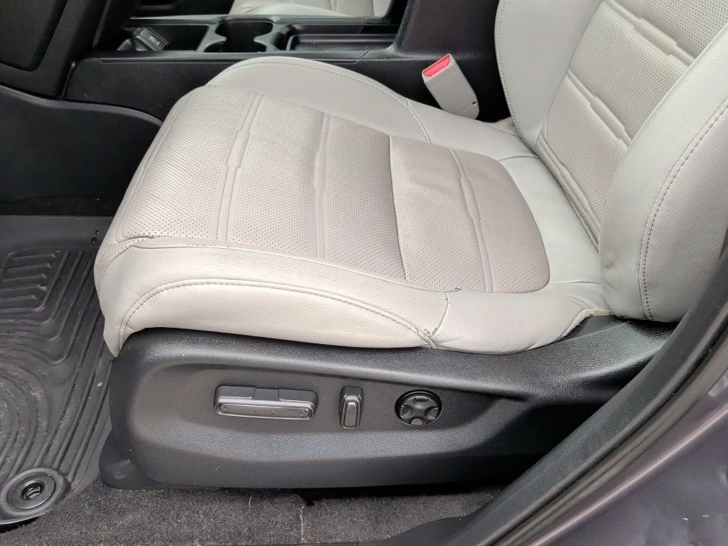 Used 2018 Lunar Silver Metallic Honda Touring image 12