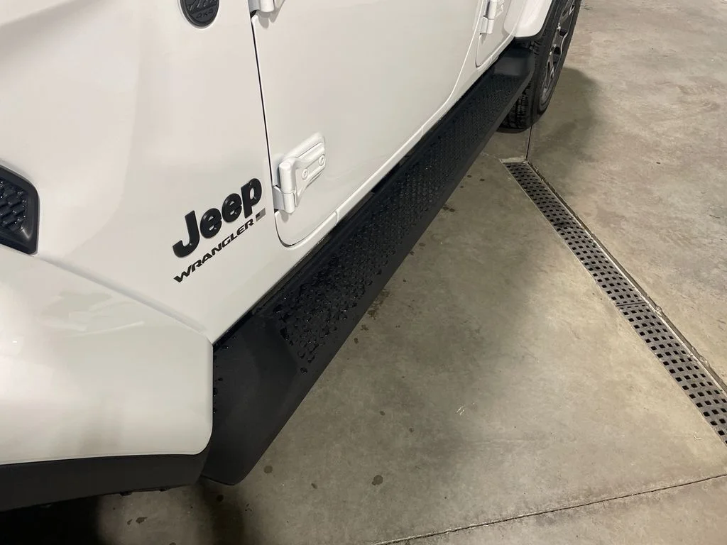 New 2026 Bright White Clear-Coat Exterior Paint Jeep Sahara image 15