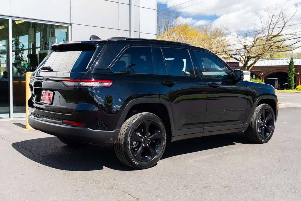 Used 2024 Black Jeep Altitude X image 6