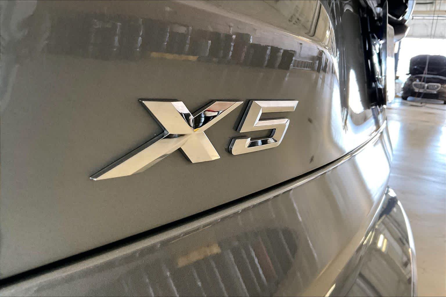 Used 2025 Skyscraper Grey Metallic BMW xDrive50e image 9