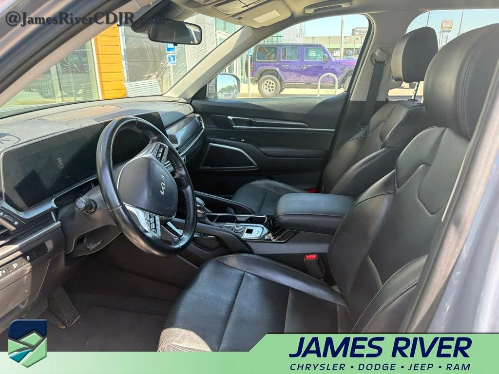 Used 2023 Silver Kia S image 2