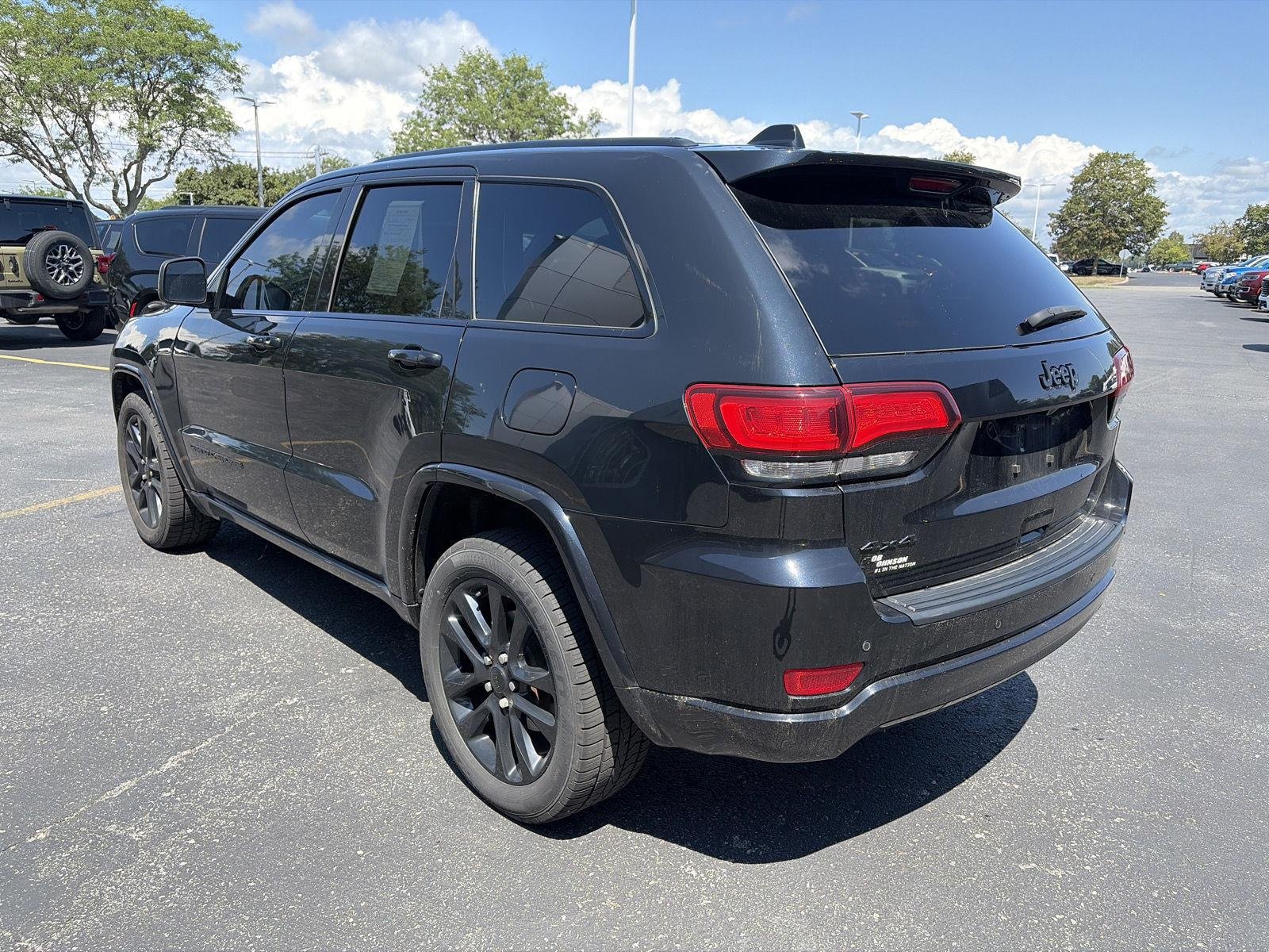 Used 2020 Diamond Black Crystal Pearlcoat Jeep Altitude image 5