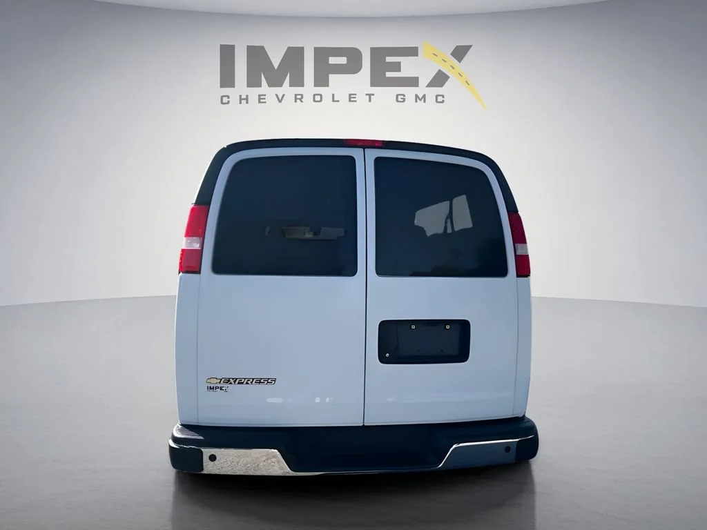 Used 2025 Summit White Chevrolet 1LT image 4