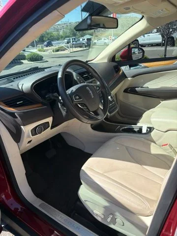 Used 2015 Red Lincoln Base image 17