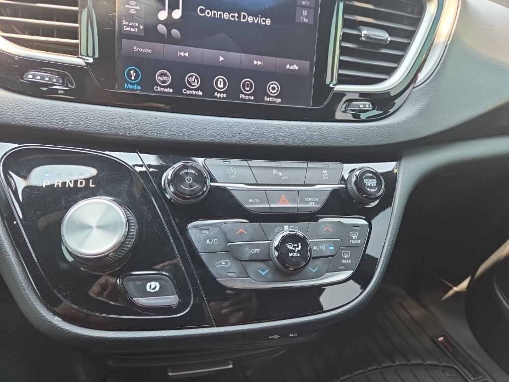 Used 2020 Ceramic Gray Clearcoat Chrysler Launch Edition image 18