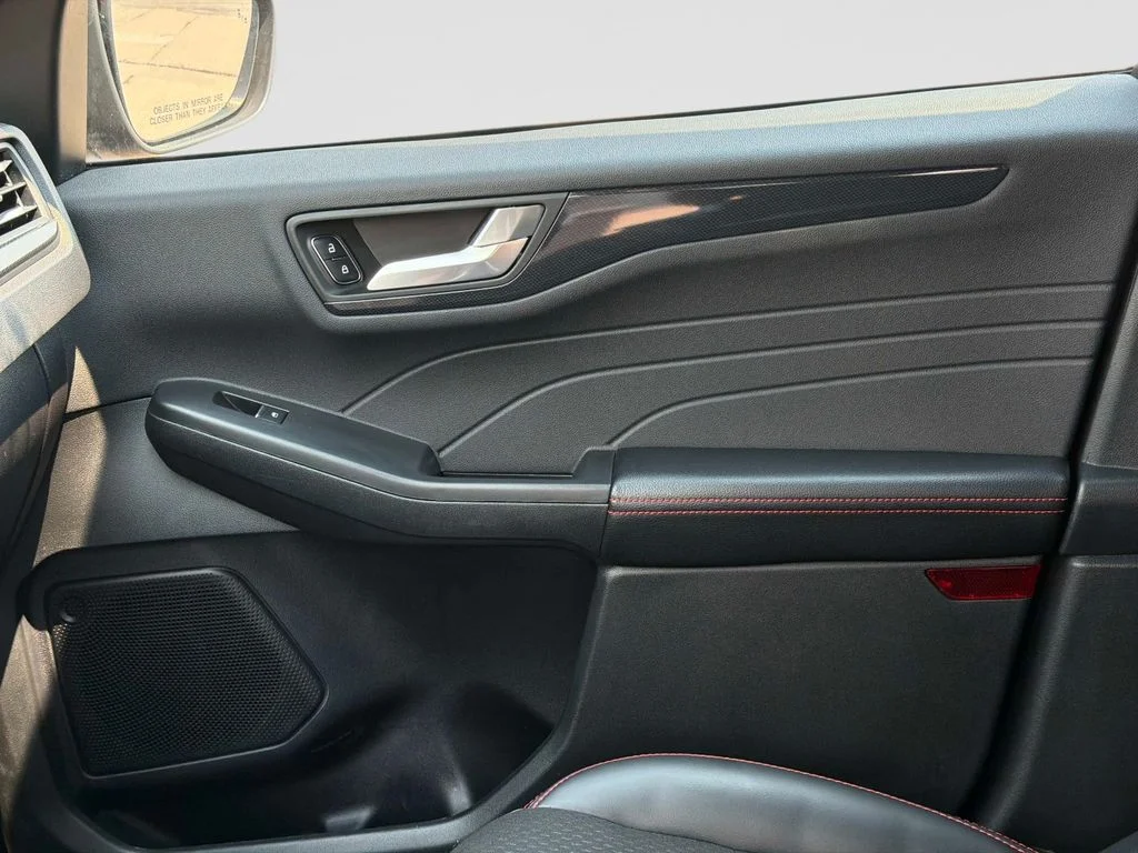 Used 2025 Agate Black Metallic Ford ST-Line image 23
