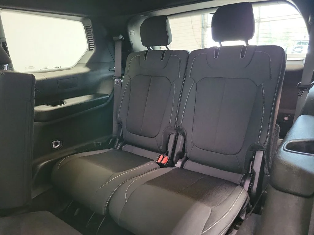 Used 2024 Silver Jeep Laredo image 26
