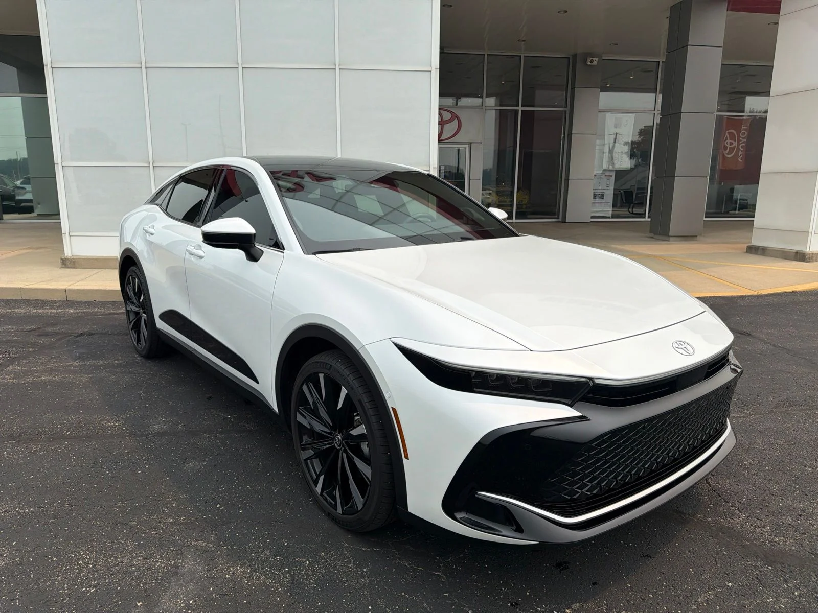 Certified Used 2025 White Toyota Platinum image 1
