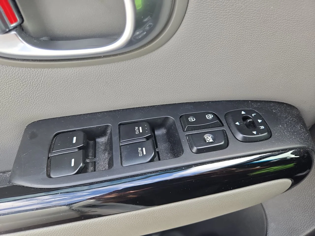 Used 2015 Clear White Kia Plus image 18