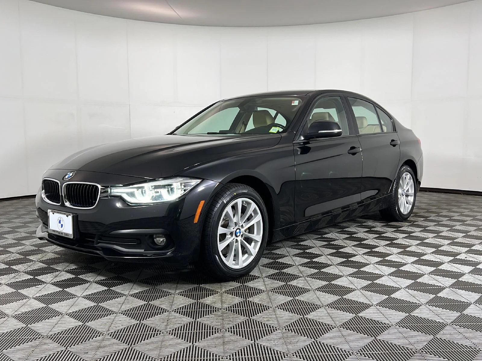 Used 2018 Jet Black BMW 320i xDrive image 12