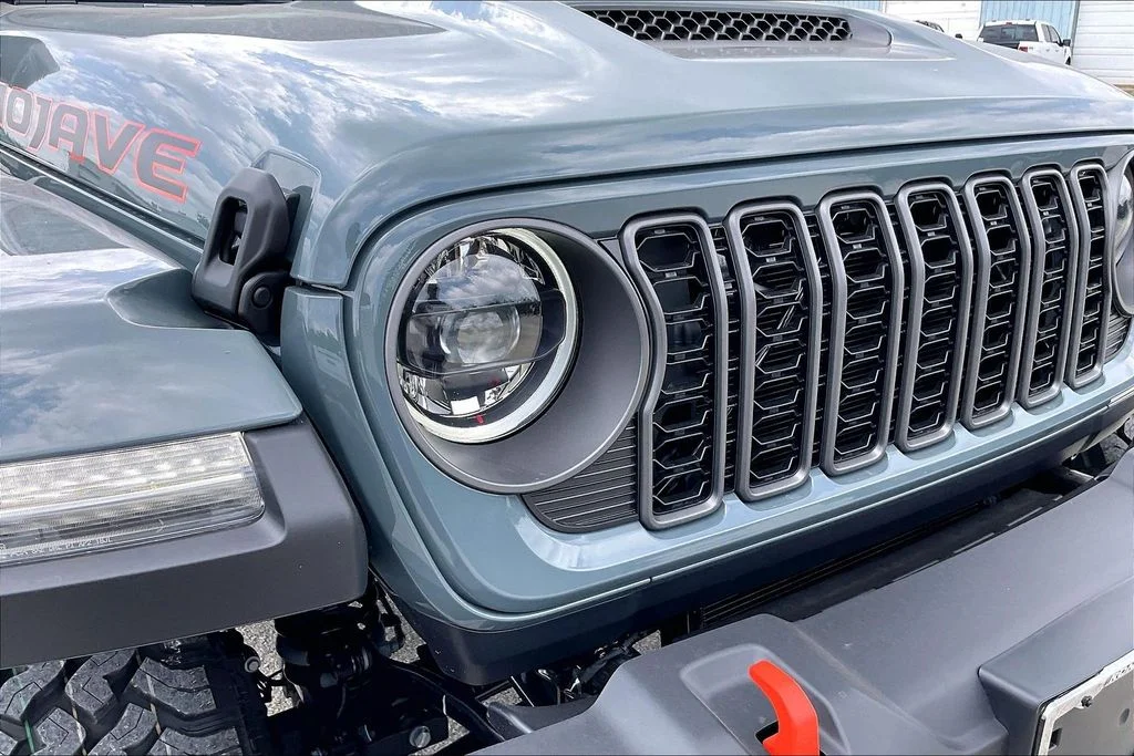 New 2026 Anvil Clear-Coat Exterior Paint Jeep Mojave image 16