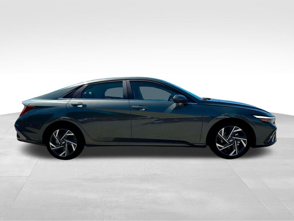 2025 Hyundai Elantra Limited - Photo 10