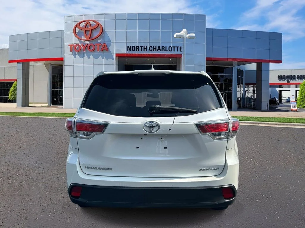 Used 2016 White Toyota XLE V6 image 5