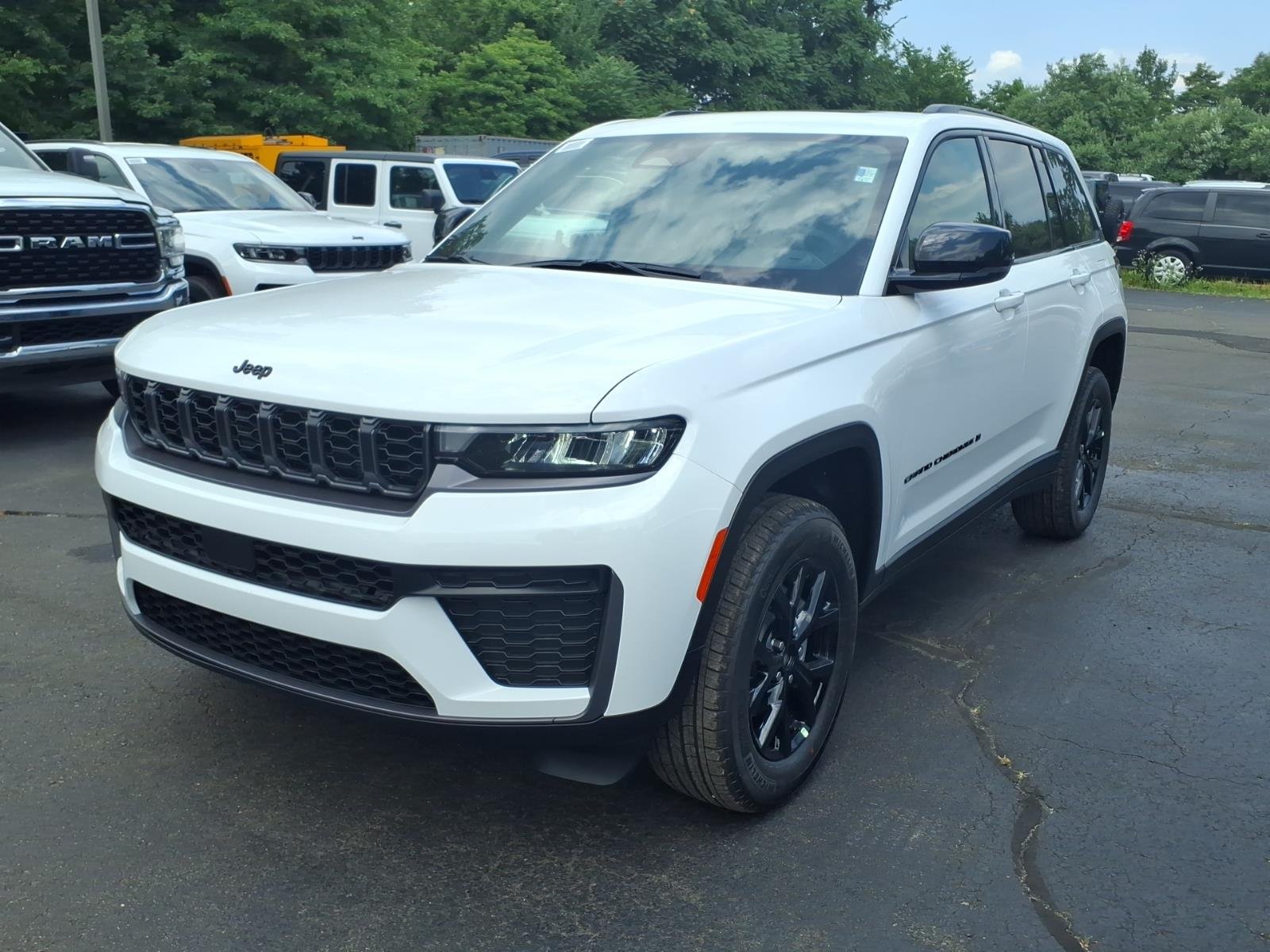New 2026 Bright White Clear-Coat Exterior Paint Jeep Altitude image 3