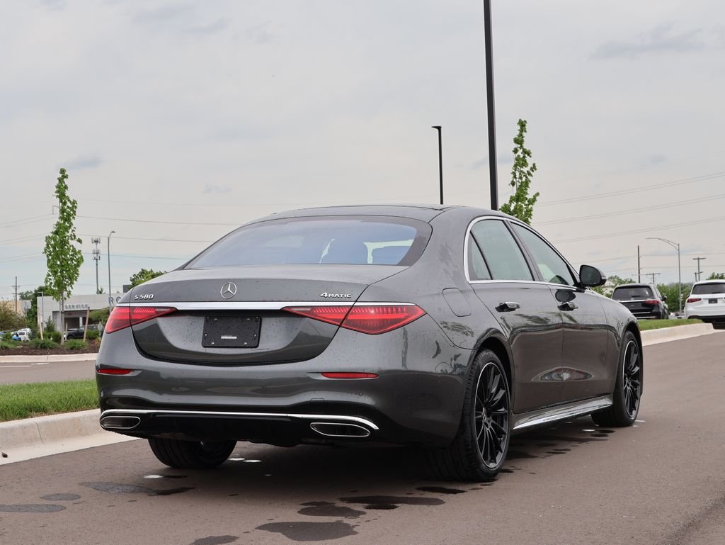 New 2026 MANUFAKTUR Graphite Metallic Mercedes-Benz S 580 image 5