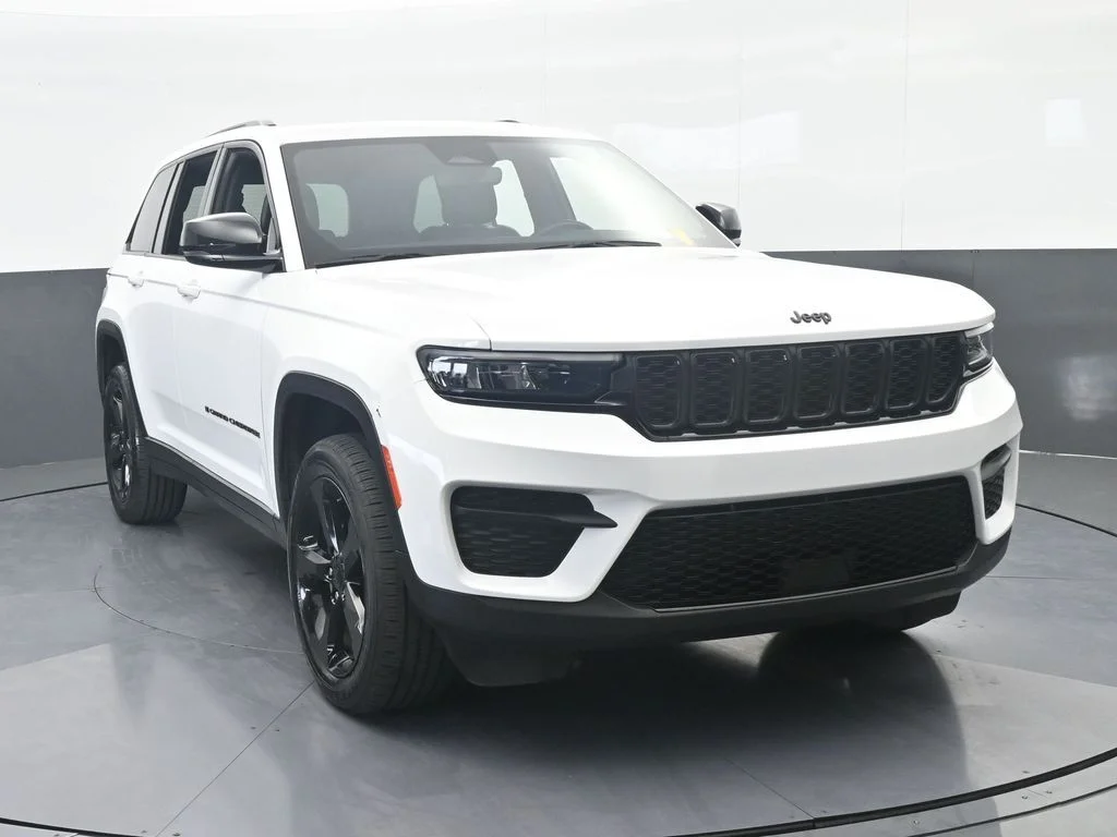 Used 2023 Bright White Clearcoat Jeep Altitude X image 9