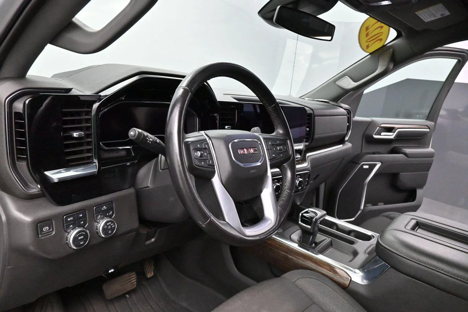 Used 2022 Quicksilver Metallic GMC Elevation image 15