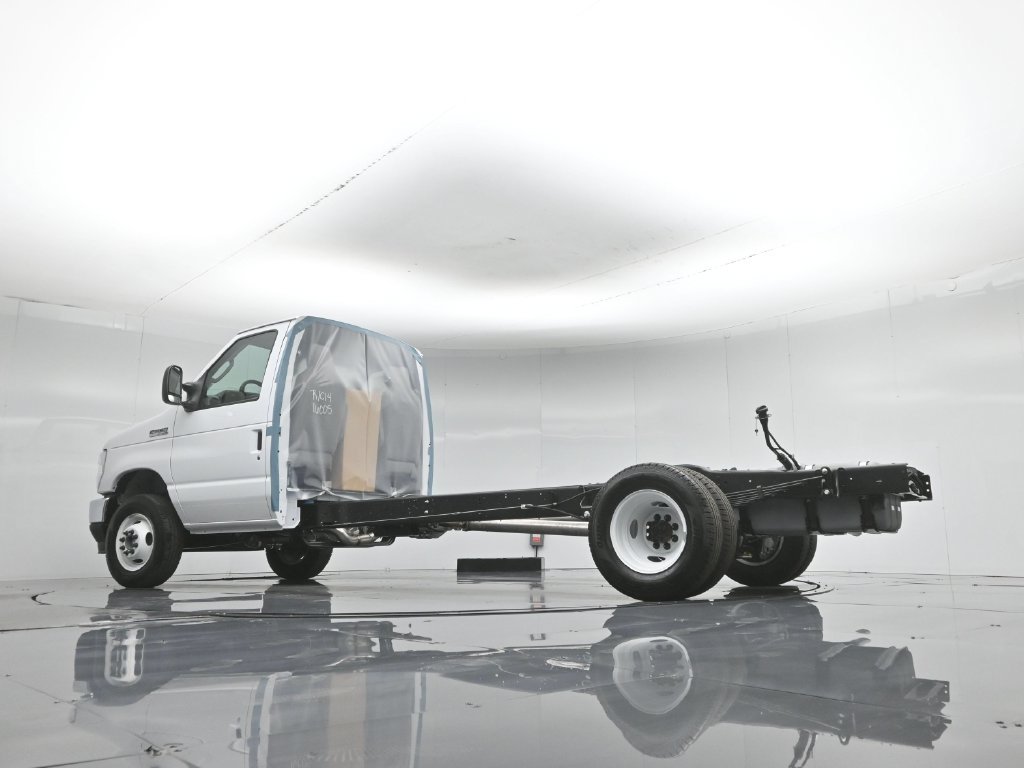New 2027 White Ford Base image 38