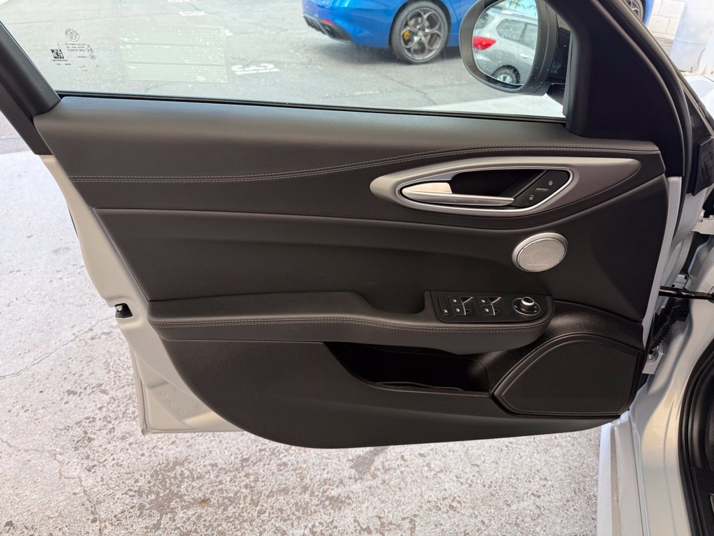 New 2026 Moonlight Gray Metallic Exterior Paint Alfa Romeo Base image 28