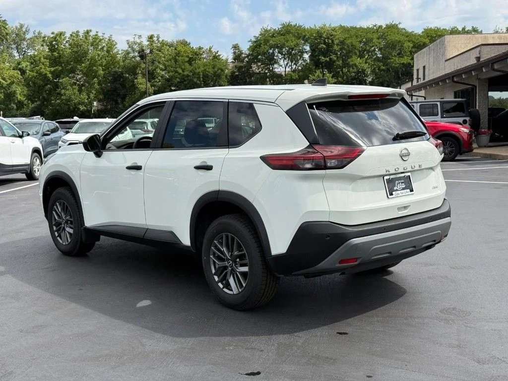 Used 2022 White Nissan S image 4