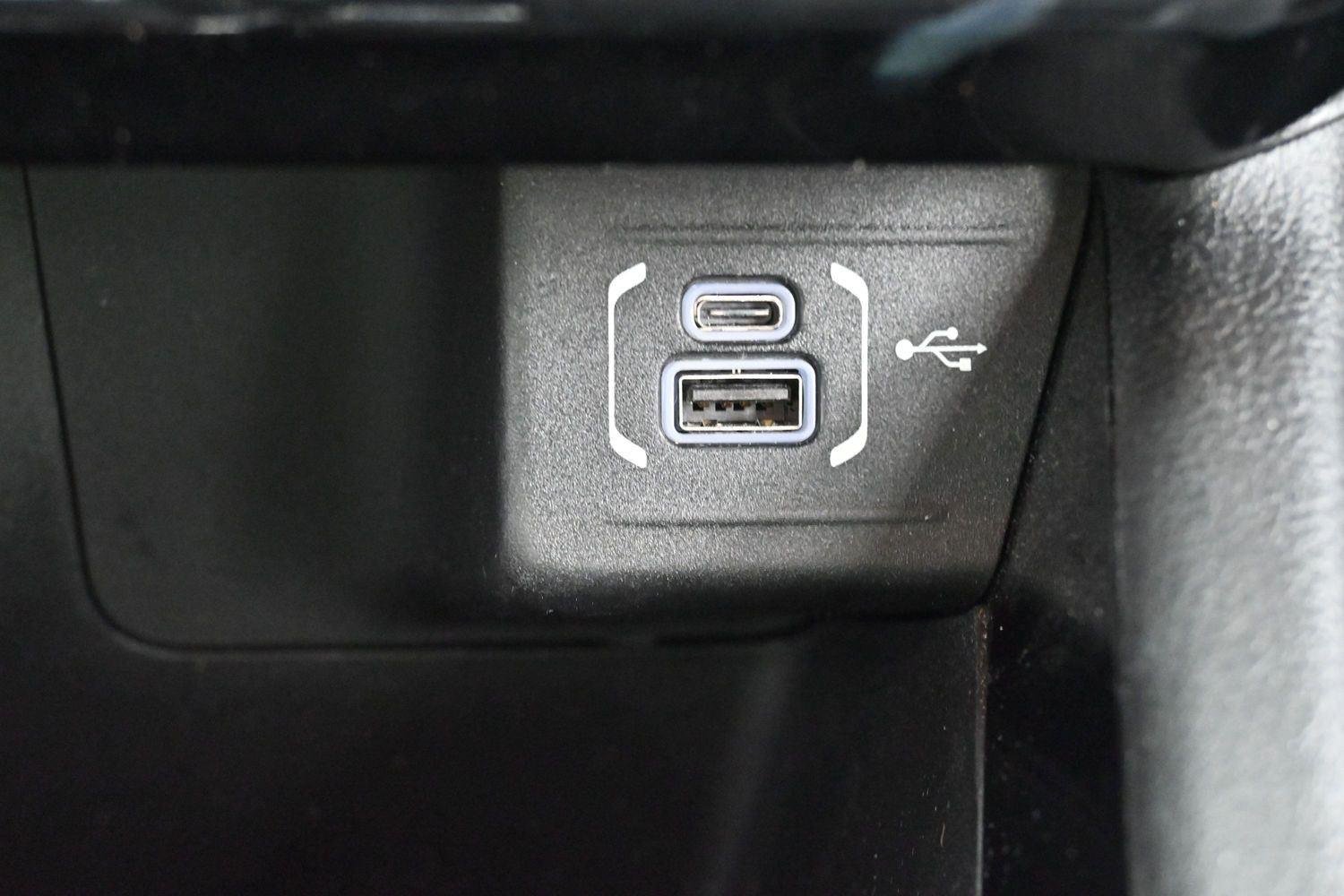 Used 2023 Diamond Black Crystal Pearlcoat Jeep Limited image 23