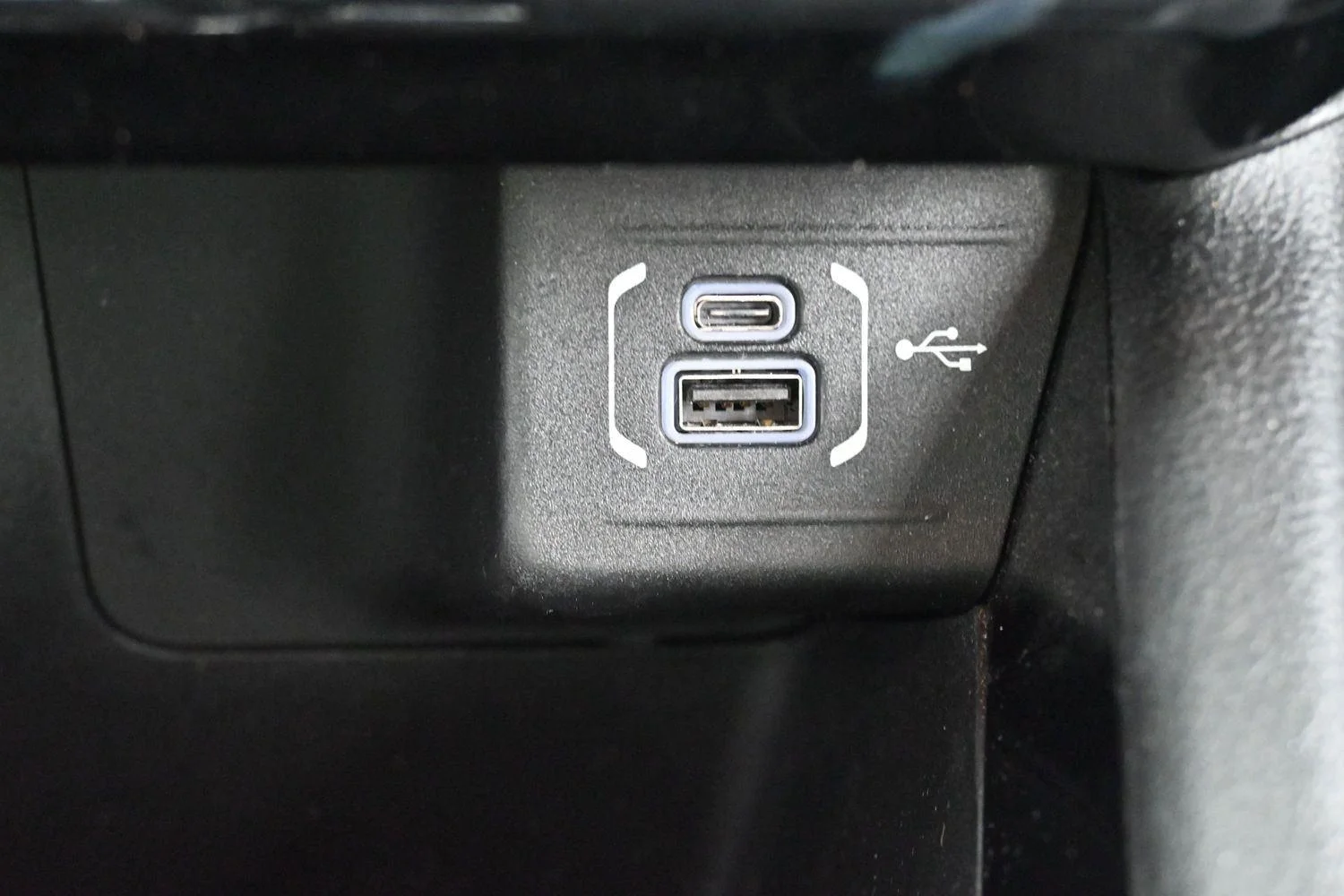 Used 2023 Diamond Black Crystal Pearlcoat Jeep Limited image 23