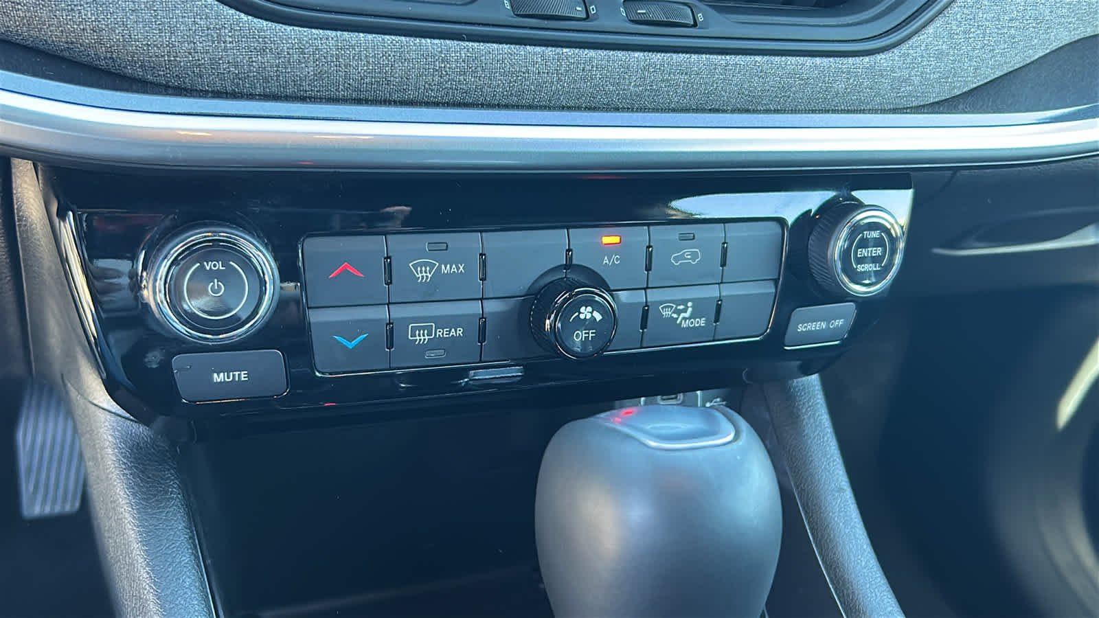 Used 2024 Silver Zynith Metallic Clearcoat Jeep Latitude image 14