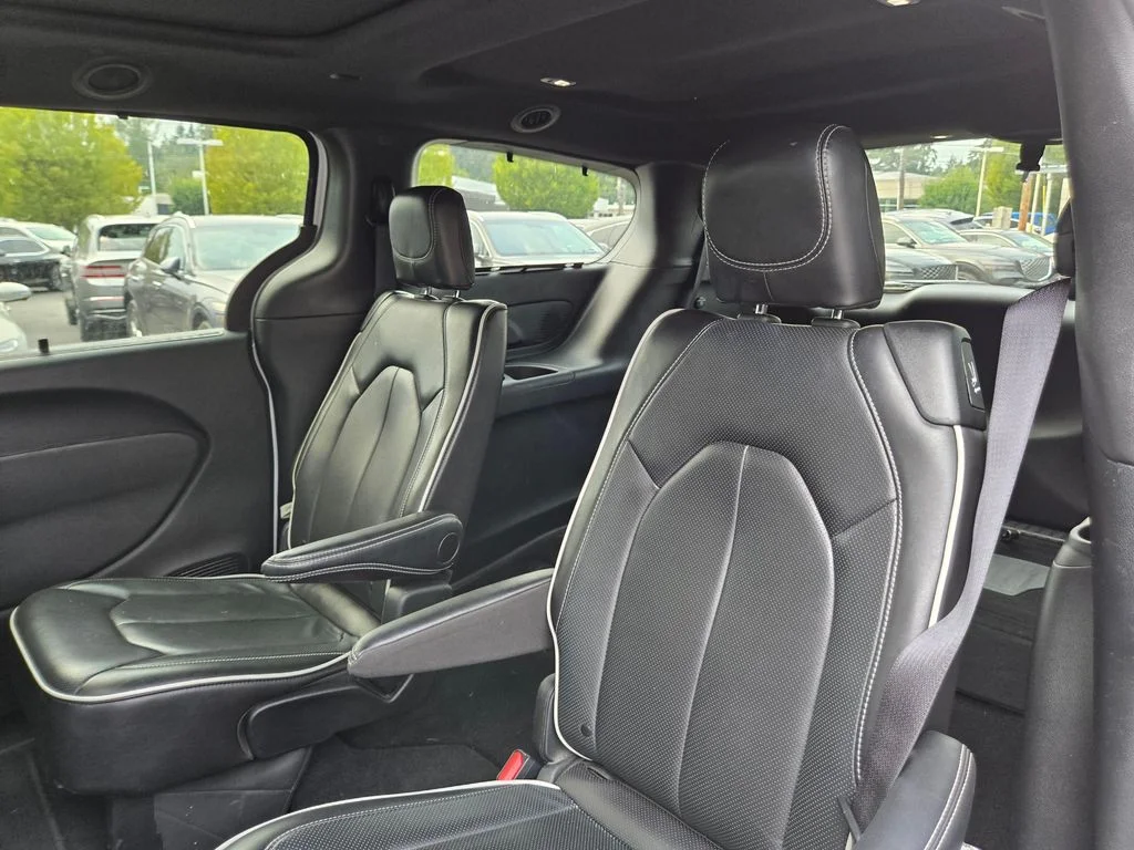 Used 2025 Bright White Clearcoat Chrysler Limited image 17