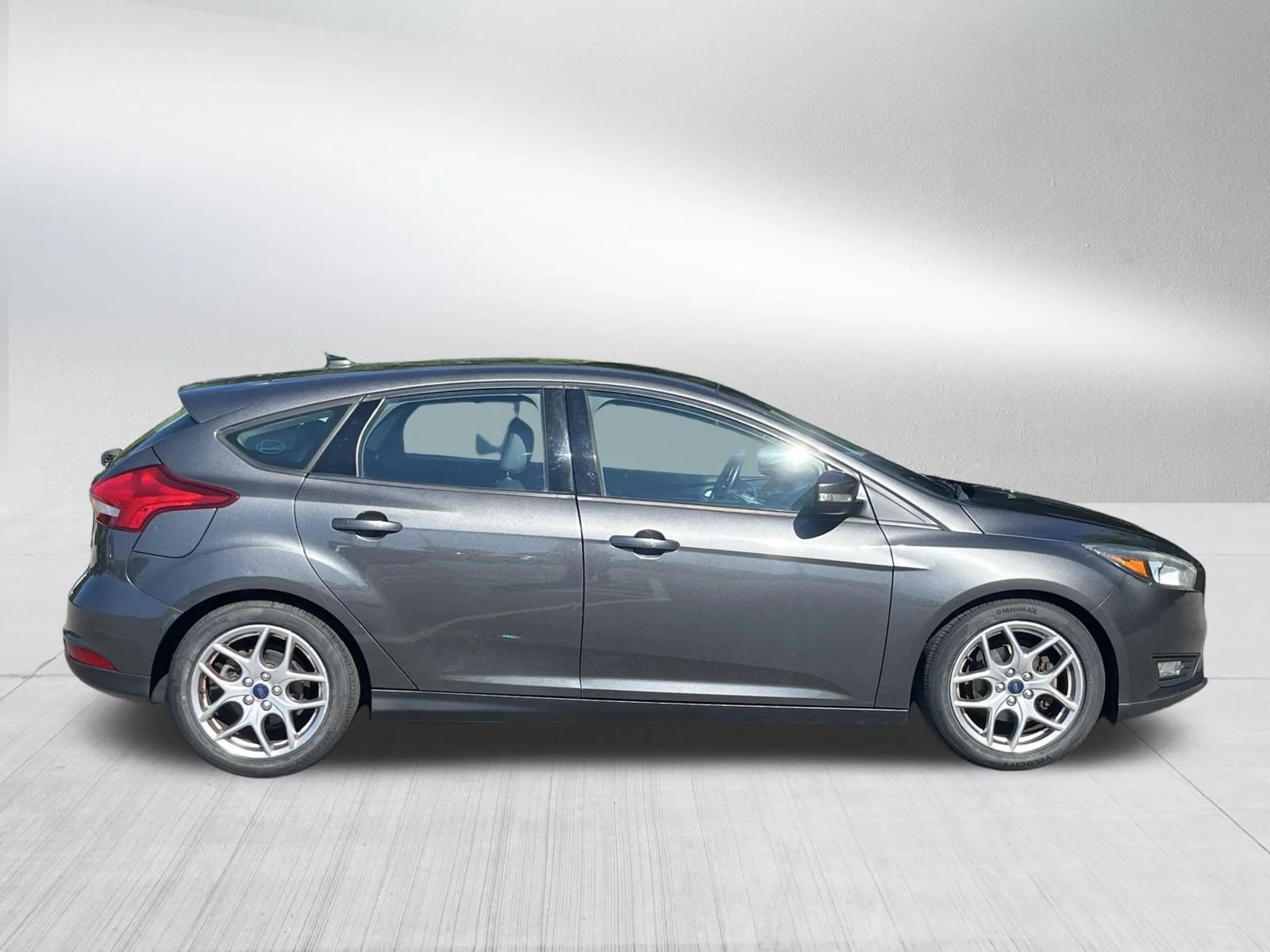 Used 2015 Magnetic Ford SE image 8