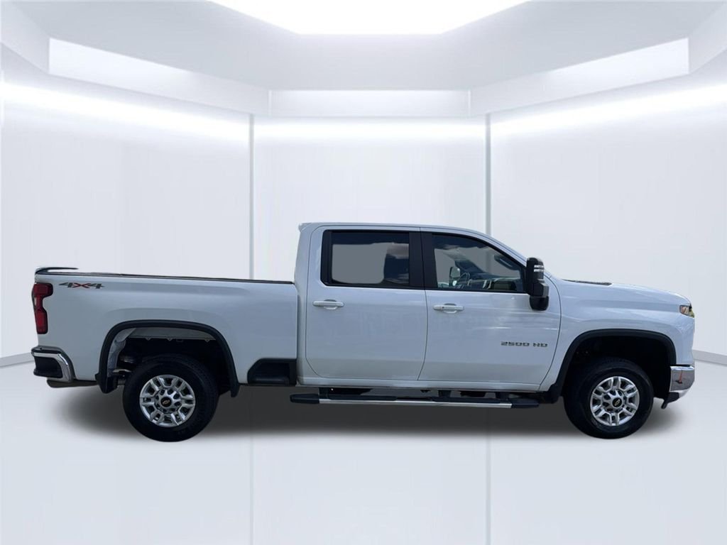 Used 2025 White Chevrolet LT image 8