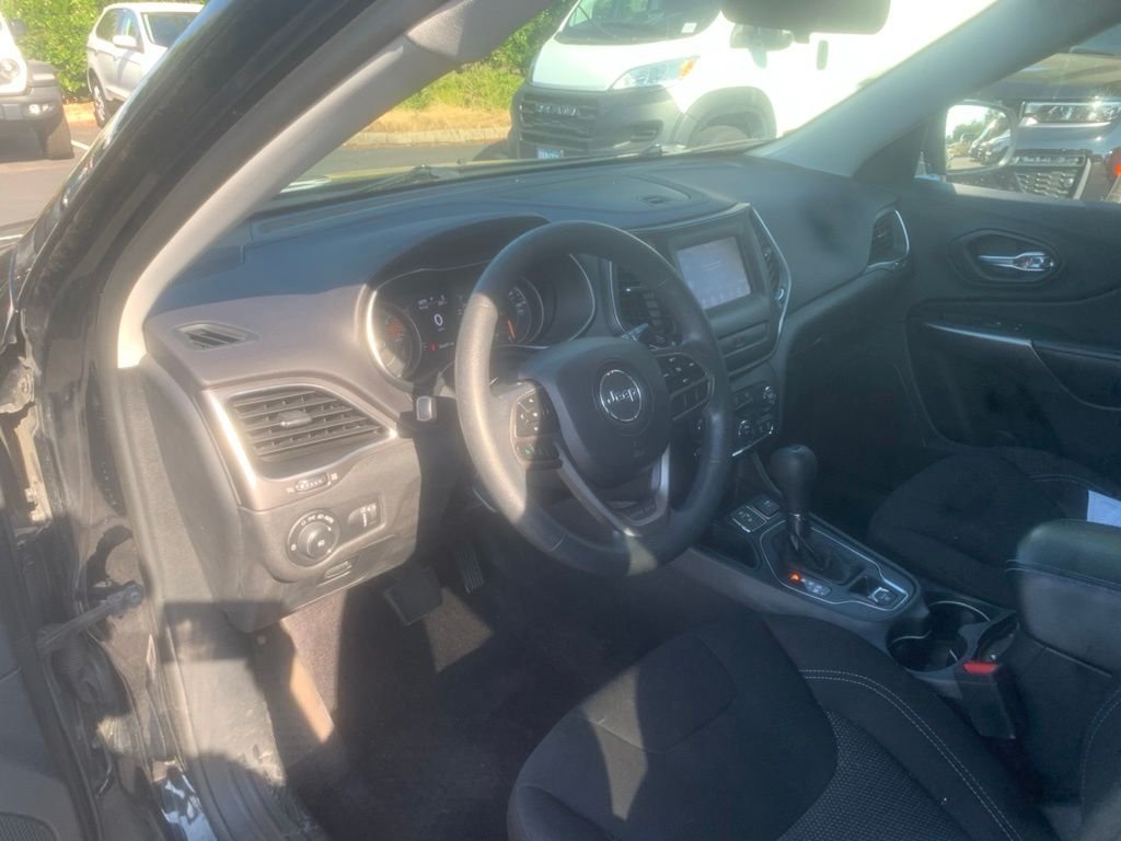 Used 2019 Diamond Black Crystal Pearlcoat Jeep Latitude image 8