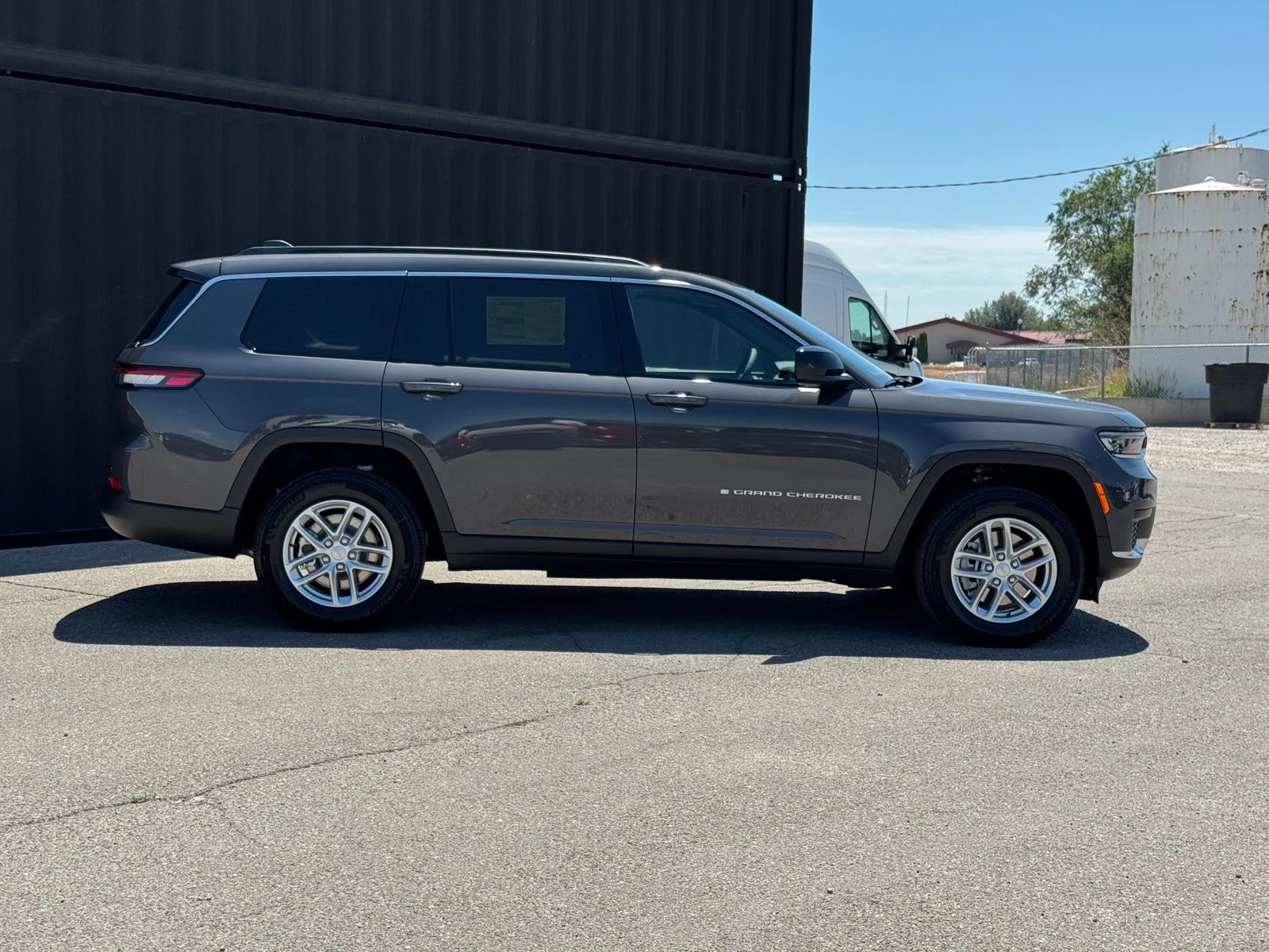 New 2026 Baltic Gray Metallic Clear-Coat Exterior Paint Jeep Laredo X image 5