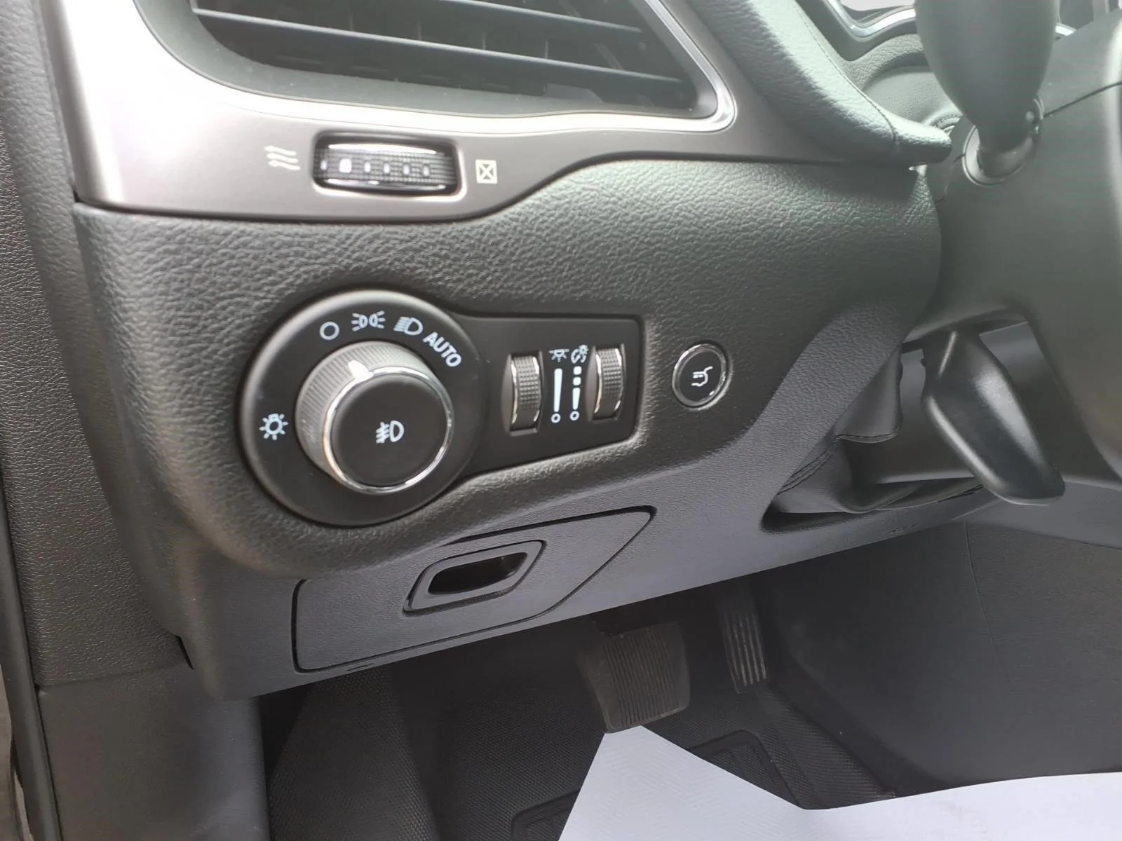 Used 2022 Diamond Black Crystal Pearlcoat Jeep Latitude Lux image 18