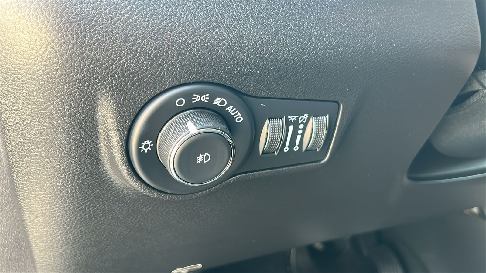 Certified Used 2023 Silver Jeep Limited image 21