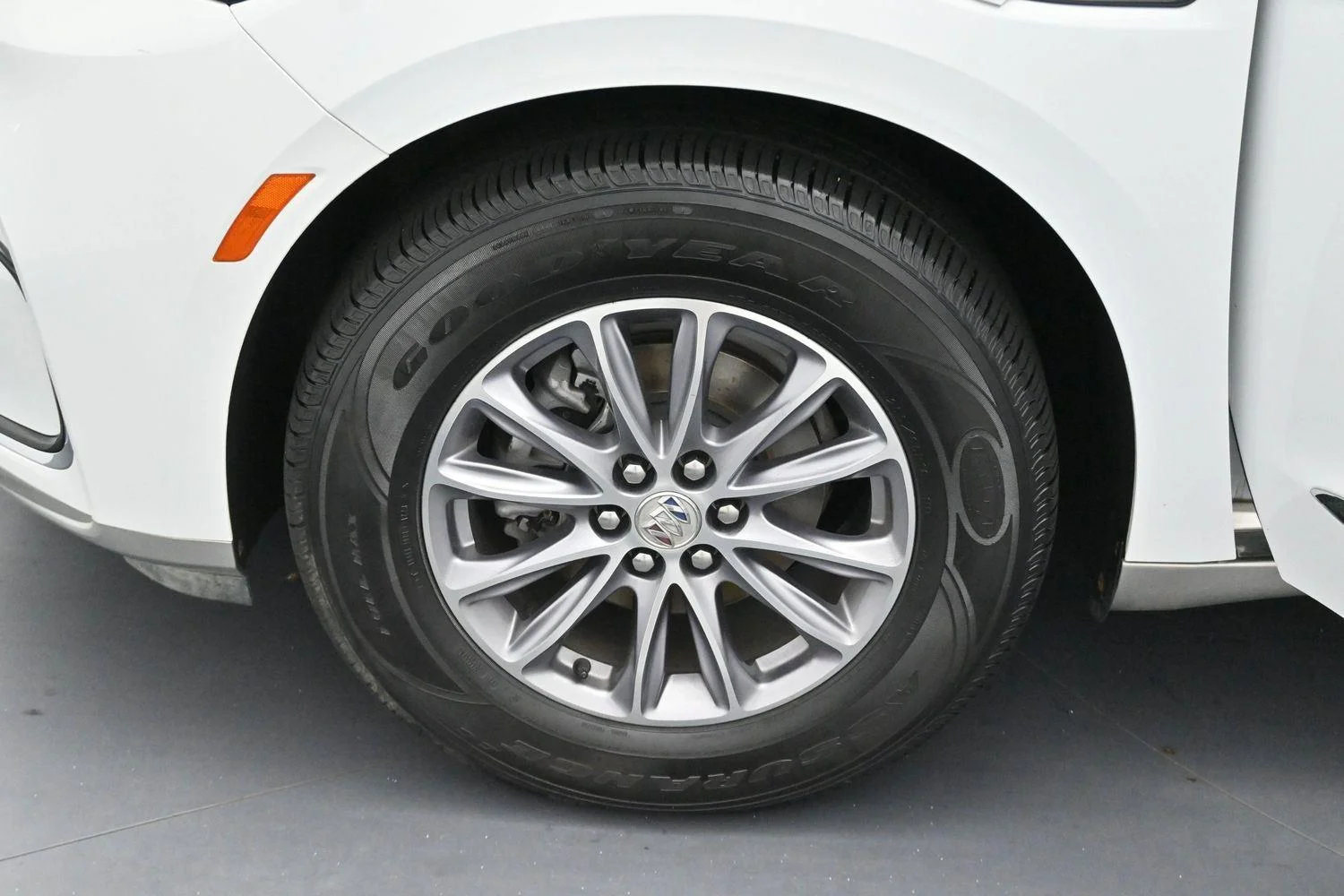 Used 2023 Summit White Buick Essence image 33