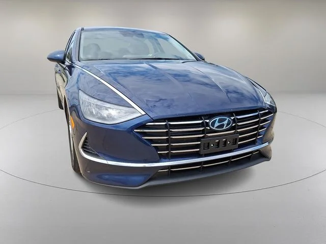 Used 2020 Blue Hyundai SE image 2