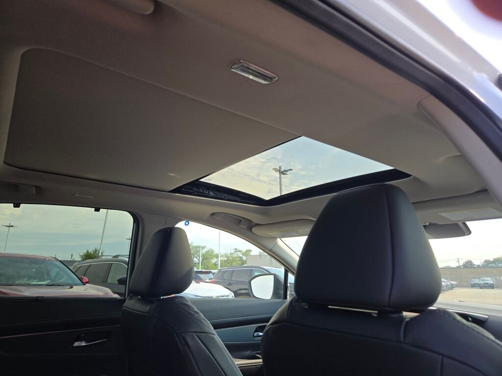 New 2027 White Nissan Platinum image 8